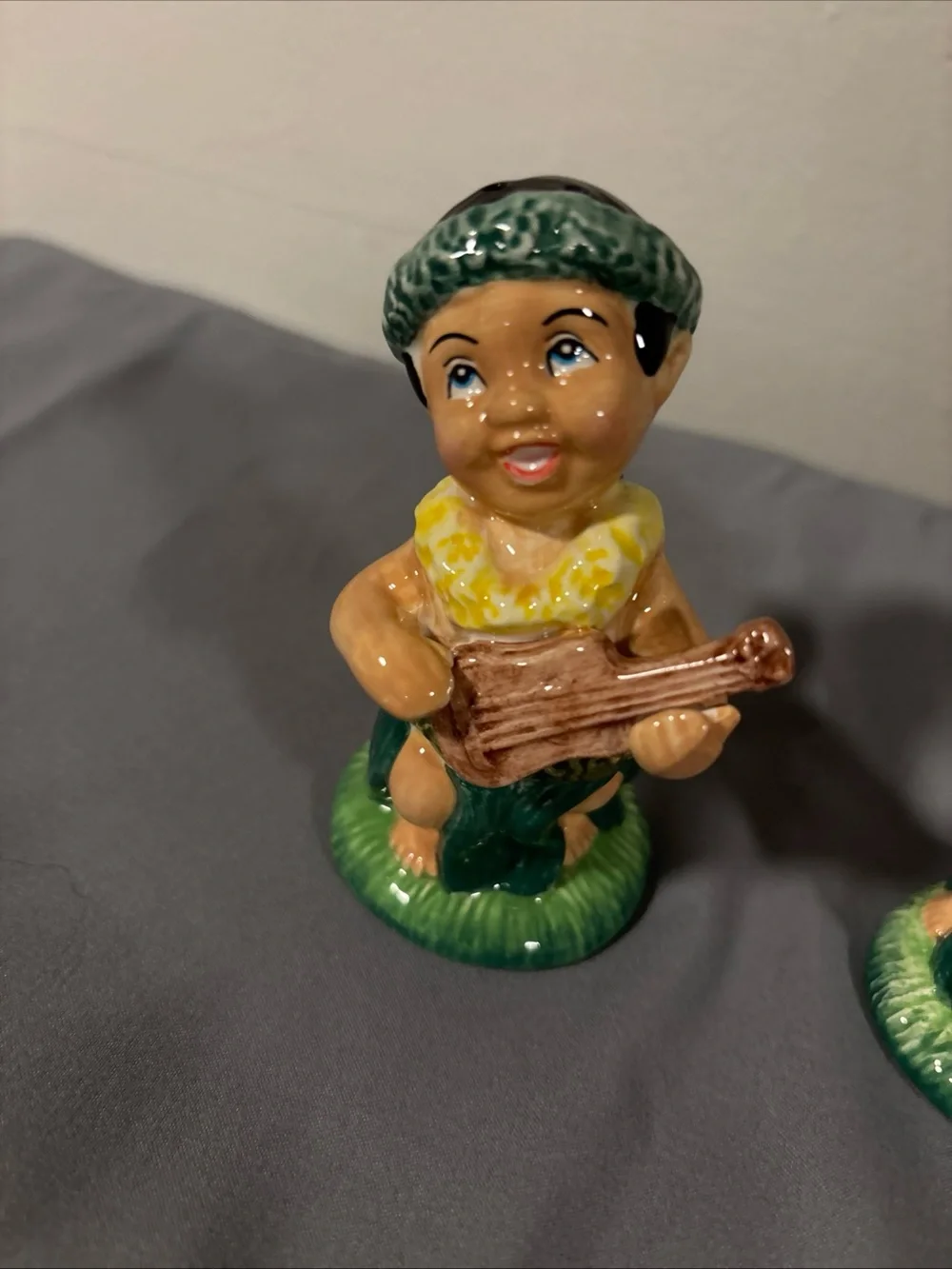 Hawaii Hula Figurine Set -salt and pepper shakers